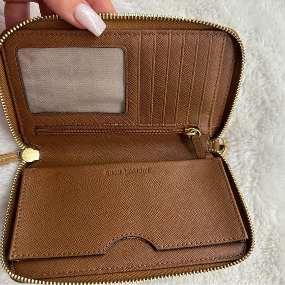 MICHAEL KORS BROWN WALLET/ WRISTLET - Picture 5 of 5